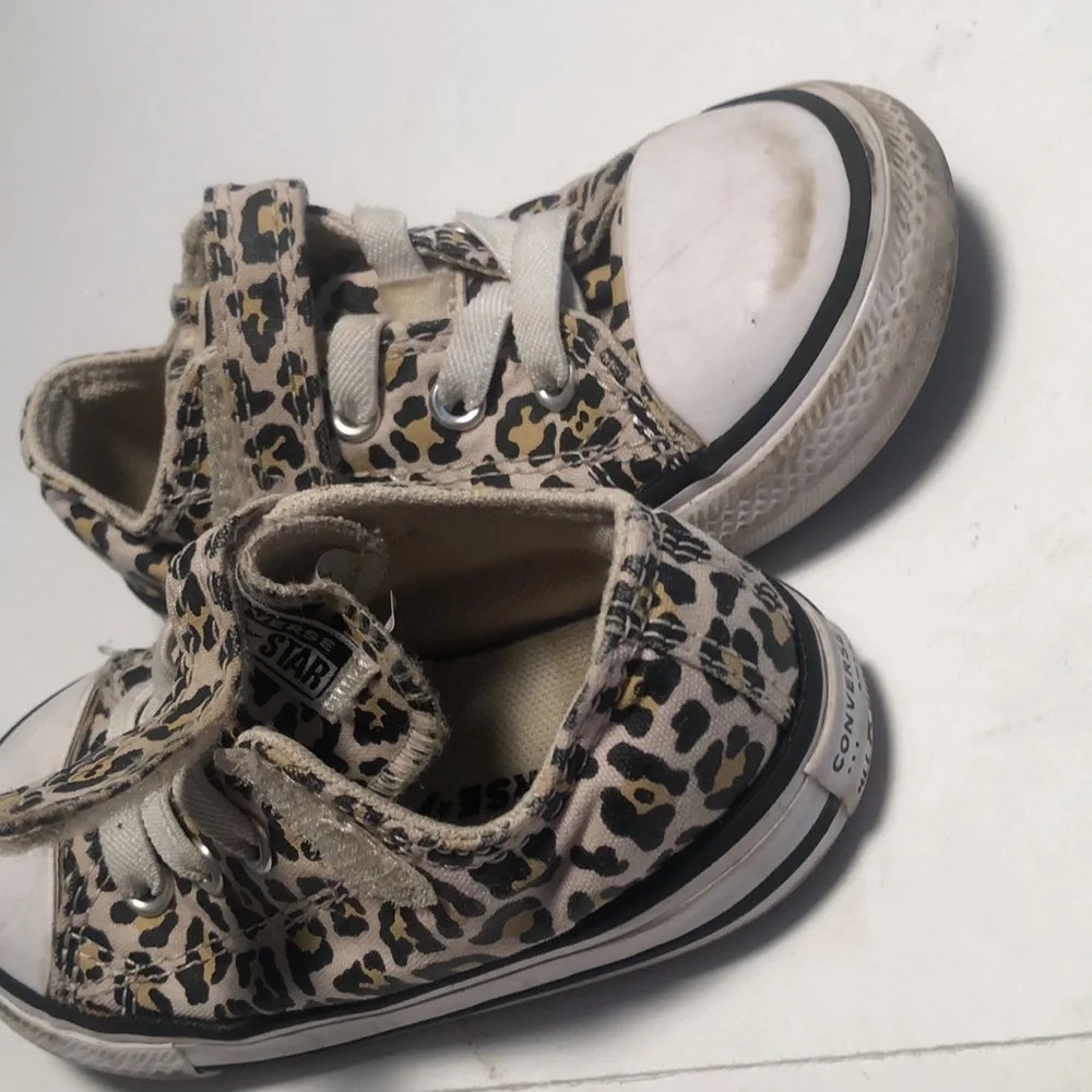 Girls size 7 animal print converse